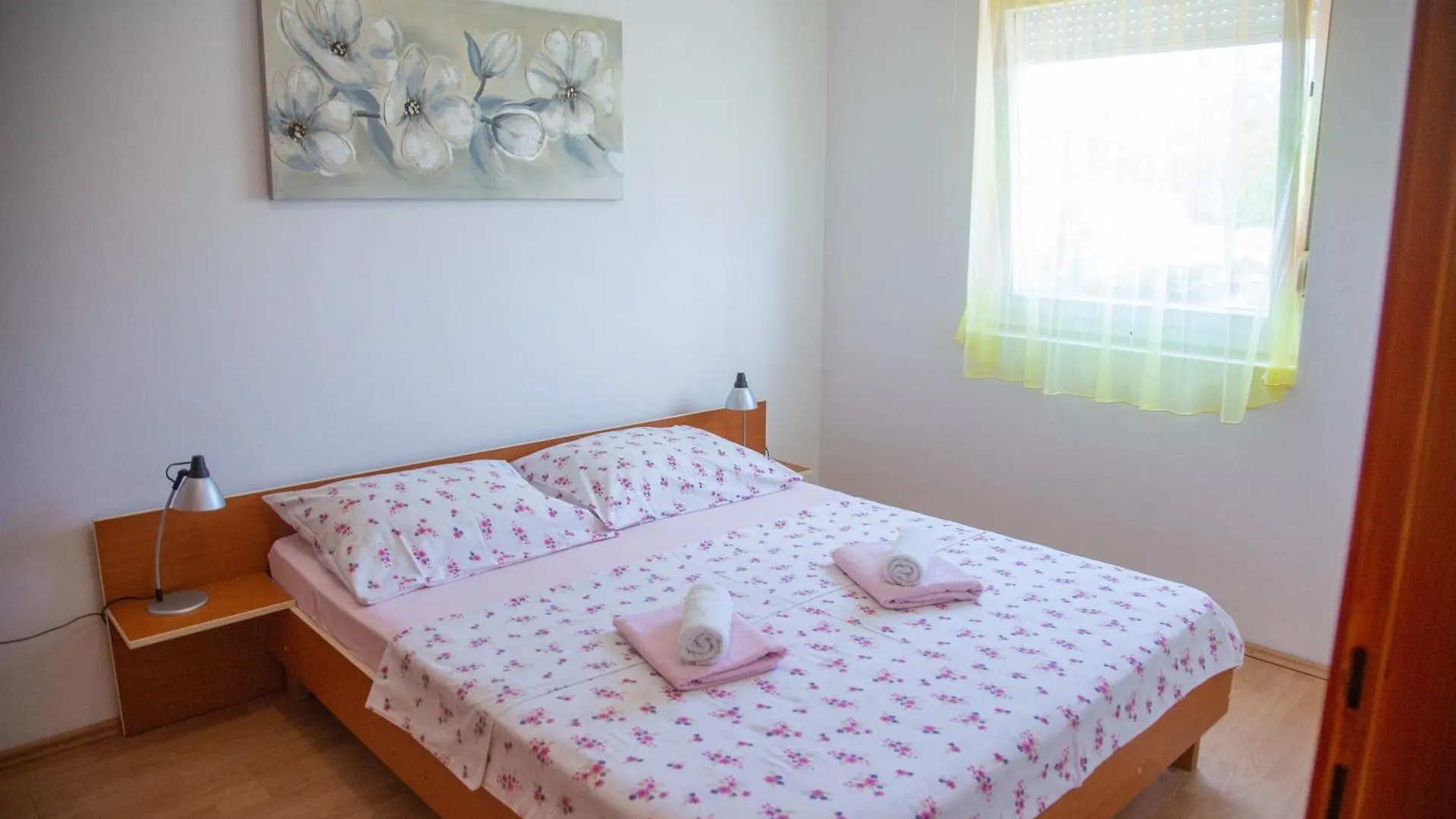Apartments Mirakul Lopar 0*,
