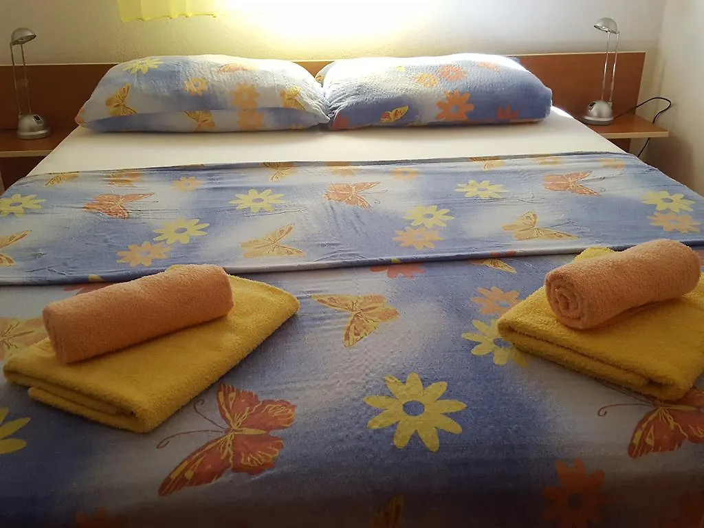 Apartments Mirakul Lopar 0*,  Croazia