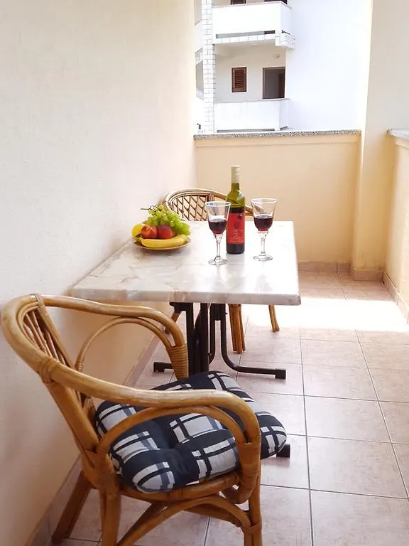 Apartments Mirakul Lopar 0*,